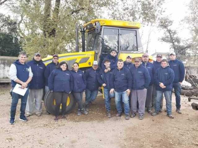 Entrega de indumentaria a trabajadores municipales